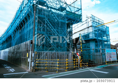 鉄道の高架化工事と養生幕 東京都 東村山駅周辺 2023.05　b-3 ライトトーン 103073911