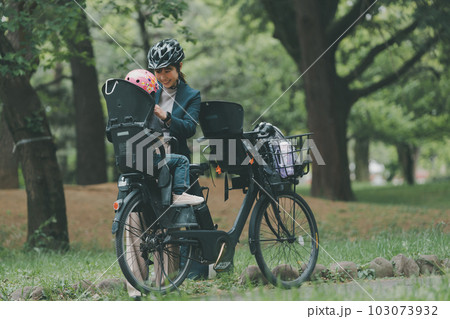 母子ともにヘルメット着用　子供乗せ自転車 103073932