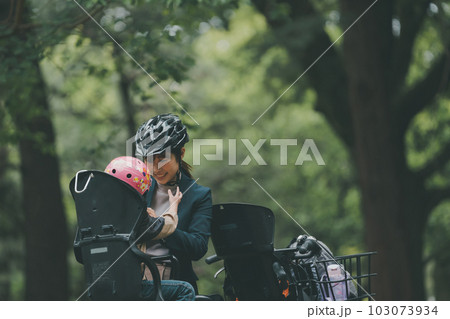 母子ともにヘルメット着用 子供乗せ自転車 母子ともにヘルメット着用 子供乗せ自転車 103073934