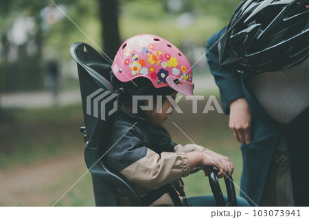 母子ともにヘルメット着用 子供乗せ自転車 母子ともにヘルメット着用 子供乗せ自転車 103073941