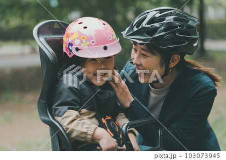 母子ともにヘルメット着用　子供乗せ自転車 103073945