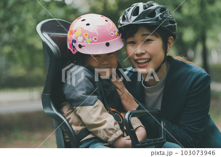 母子ともにヘルメット着用 子供乗せ自転車 母子ともにヘルメット着用 子供乗せ自転車 103073946