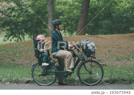 母子ともにヘルメット着用　子供乗せ自転車 103073948
