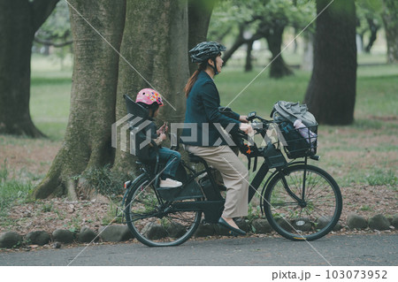 母子ともにヘルメット着用　子供乗せ自転車 103073952