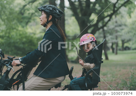 母子ともにヘルメット着用　子供乗せ自転車 103073974
