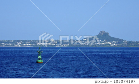 船から見る伊江島(沖縄県) 船から見る伊江島(沖縄県) 103074197