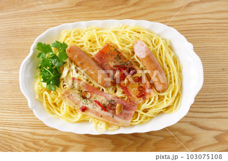 ベーコンとソーセージのペペロンチーノ ベーコンとソーセージのペペロンチーノ 103075108