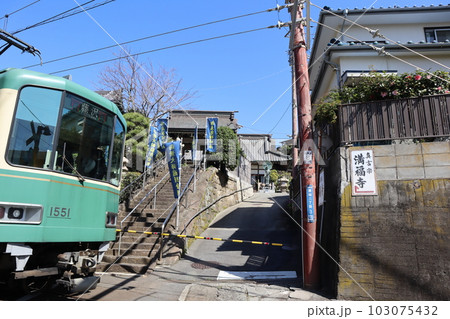 腰越2号踏切を通過する江ノ電電車 103075432
