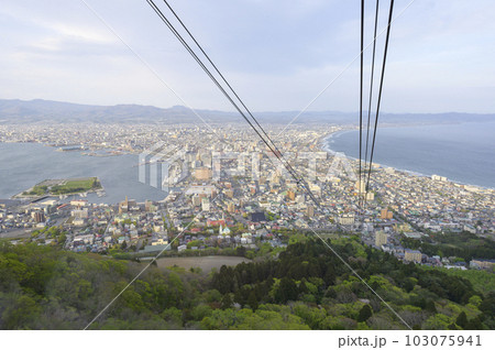 函館山ロープウェイに乗車 ゴンドラからの眺め 函館山ロープウェイに乗車 ゴンドラからの眺め 103075941