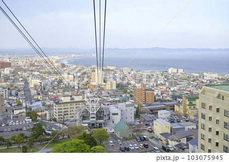 函館山ロープウェイに乗車 ゴンドラからの眺め 函館山ロープウェイに乗車 ゴンドラからの眺め 103075945