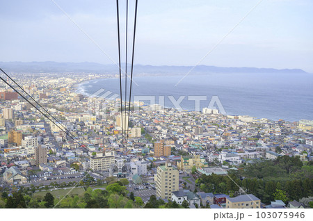 函館山ロープウェイに乗車 ゴンドラからの眺め 函館山ロープウェイに乗車 ゴンドラからの眺め 103075946