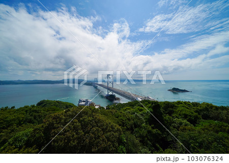 夏の日の鳴門山展望台からの大鳴門橋と鳴門海峡の眺め 夏の日の鳴門山展望台からの大鳴門橋と鳴門海峡の眺め 103076324