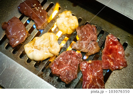 焼肉屋で肉を焼く
焼肉屋で肉を焼く
103076350