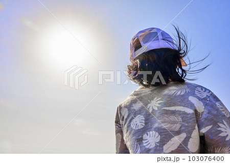青空と子供 日差しを浴びる後ろ姿 103076400