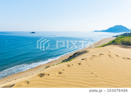 鳥取砂丘から望む日本海 103076486