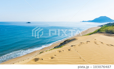 鳥取砂丘から望む日本海 103076487