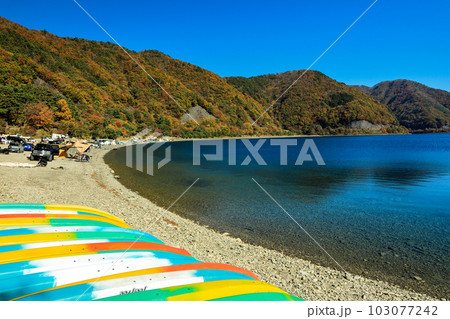 紅葉の本栖湖とレインボーカラーの湖畔のカヌー 紅葉の本栖湖とレインボーカラーの湖畔のカヌー 103077242