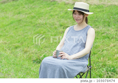 大自然で椅子に座ってドリンクを飲む女性 大自然で椅子に座ってドリンクを飲む女性 103078474