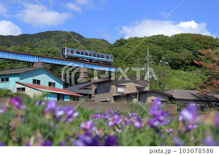 五能線 第二小入川橋梁を通過する普通列車 103078586