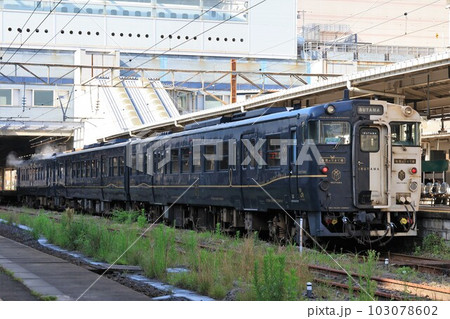 【JR九州】キハ47形＋キハ140形「指宿のたまて箱」（指宿枕崎線：鹿児島中央駅） 103078602