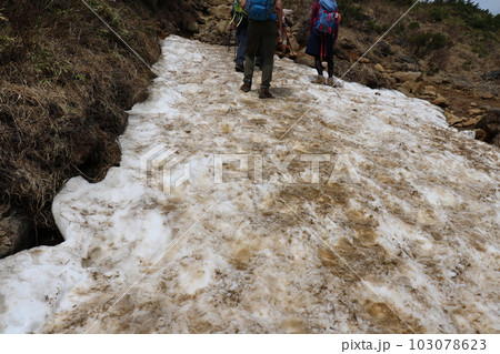 2023年5月の福島県の安達太良山の山開きでの雪渓 103078623