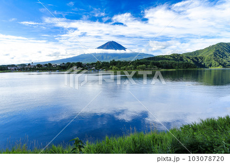 爽やかな河口湖の湖畔から望む富士山 103078720