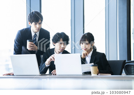 パソコンで仕事をする若手社員　打ち合わせ　ミーティング 103080947