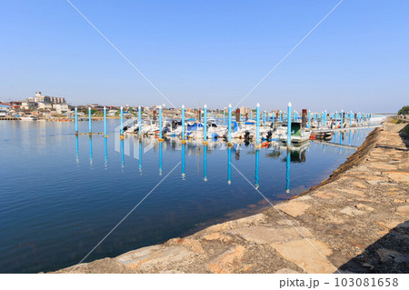 港に並ぶ漁船「兵庫県・二見人口島」 103081658