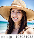 AI生成美女・ビーチでつばの大きい麦わら帽子をかぶり、カメラを見た美しい女性 103081938