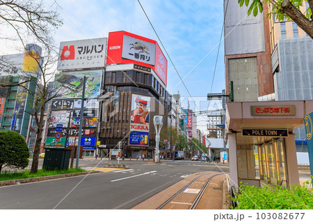 北海道　札幌市の都市風景　すすきの交差点 103082677