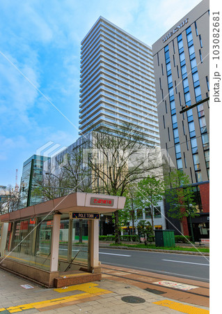 北海道　札幌市の都市風景　ライオンズタワー札幌 103082681