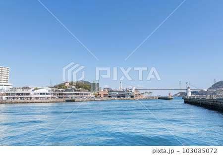 山口県下関市　人気の観光地　唐戸市場とカモンワーフ・関門橋周辺の街並み 103085072