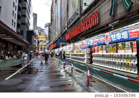 雨の日の新宿西口のカメラ屋通り 103086390