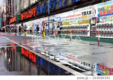 雨の日の新宿西口のカメラ屋通り 103086391