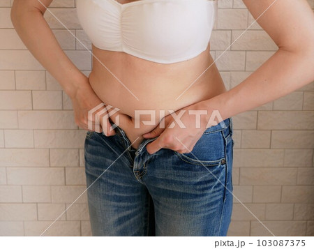 デニムが入らなくなってしまった若い女性 103087375