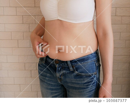 お腹周りが気になる若い女性 103087377