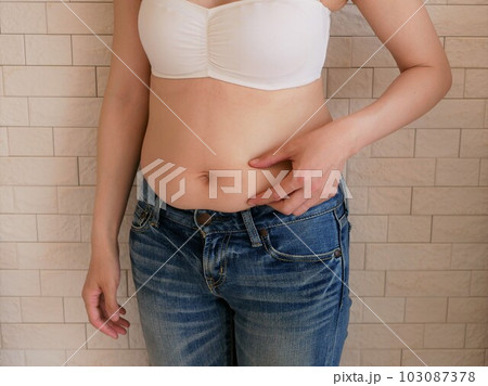 お腹周りが気になる若い女性 お腹周りが気になる若い女性 103087378