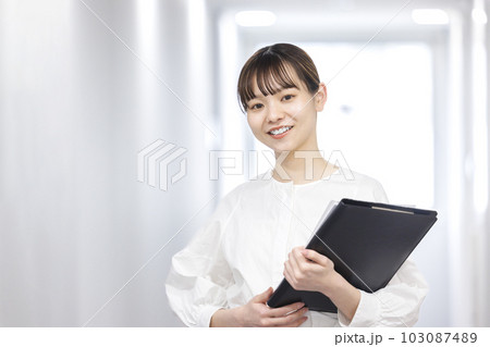OL 女性 ビジネス オフィス 103087489