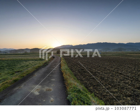 朝日が昇る明日香村の田園風景 103087771