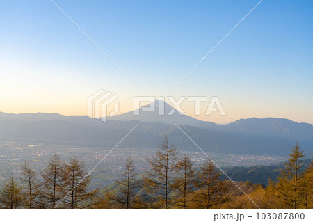 【朝焼け素材】初夏の甘利山から見る朝焼けと富士山【山梨県】 【朝焼け素材】初夏の甘利山から見る朝焼けと富士山【山梨県】 103087800