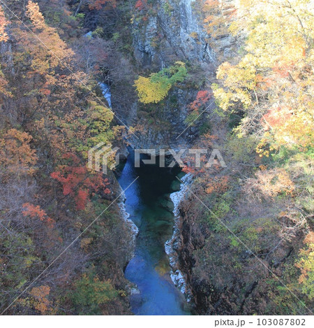 山の風景/紅葉した山と、合間を流れる川 山の風景/紅葉した山と、合間を流れる川 103087802