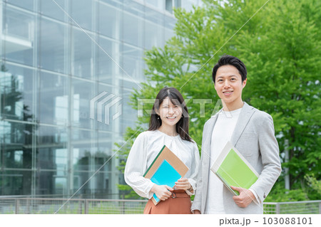 ノートを持った社会人大学生（リカレント教育・リスキリング） 103088101