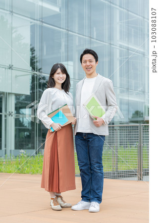 ノートを持った社会人大学生（リカレント教育・リスキリング） 103088107