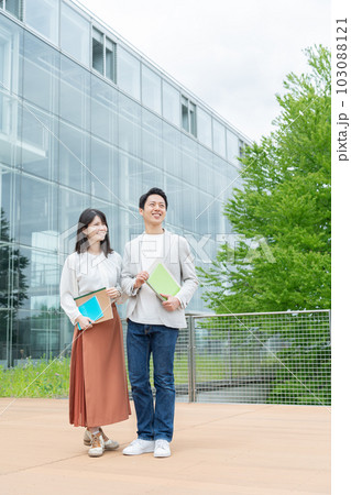 ノートを持った社会人大学生（リカレント教育・リスキリング） 103088121