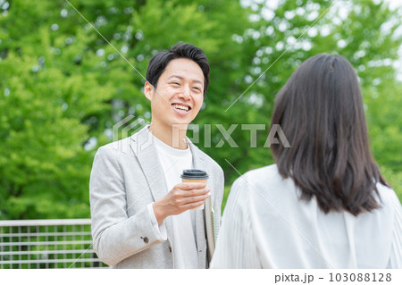 ノートを持った社会人大学生（リカレント教育・リスキリング） 103088128