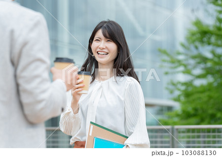 ノートを持った社会人大学生（リカレント教育・リスキリング） 103088130