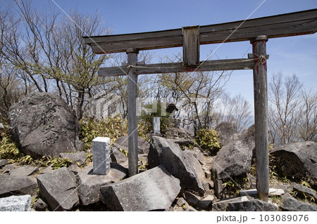 赤城山 黒檜山の山頂付近にある御黒檜大神の石碑と鳥居 103089076