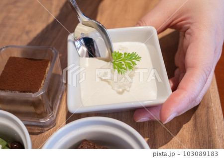 クリームチーズのチーズケーキ カフェのスイーツ クリームチーズのチーズケーキ カフェのスイーツ 103089183