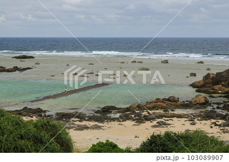 誰もいないあやまる岬観光公園の海水プールにたたずむ人 誰もいないあやまる岬観光公園の海水プールにたたずむ人 103089907