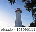 灯台と夕方が近い空 103090111